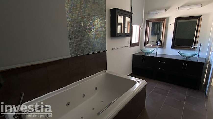5 bdrm villa for rent/Pyla