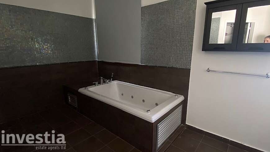 5 bdrm villa for rent/Pyla