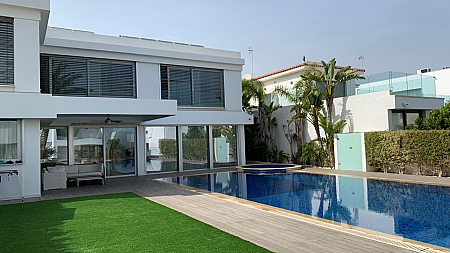 5 bdrm villa on the beach/Dhekelia Road