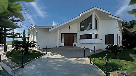 5 Bedroom Bungalow For Sale in Aradippou, Larnaca
